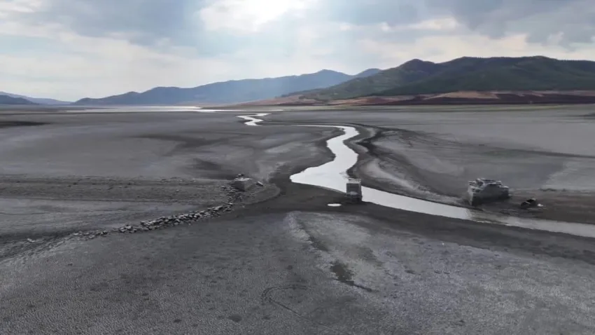 Tahtaköprü Barajı’nda su seviyesi yüzde 6’ya düştü: Balıkların yüzdüğü yerde şimdi araçlar geziyor haberinin görseli