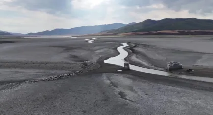Tahtaköprü Barajı’nda su seviyesi yüzde 6’ya düştü: Balıkların yüzdüğü yerde şimdi araçlar geziyor