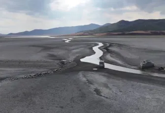 Tahtaköprü Barajı’nda su seviyesi yüzde 6’ya düştü: Balıkların yüzdüğü yerde şimdi araçlar geziyor