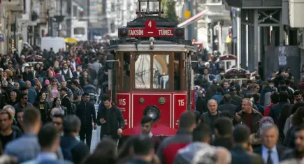 Türkiye’nin nüfusu kritik eşiğe geldi: Genç azalıyor, yaşlılar artıyor!