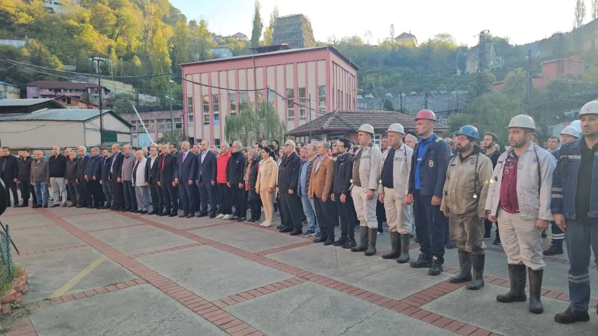 Zonguldak’ta madenciler yer altında Ata’ya saygı duruşunda haberinin görseli