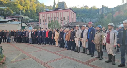 Zonguldak’ta madenciler yer altında Ata’ya saygı duruşunda