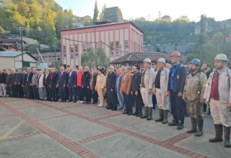 Zonguldak’ta madenciler yer altında Ata’ya saygı duruşunda