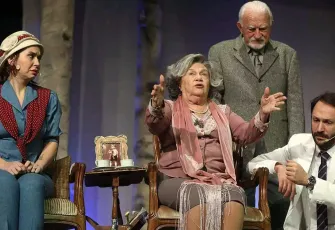 Ağaçlar Ayakta Ölür Tiyatro Oyunu İzmir’de sahne alacak