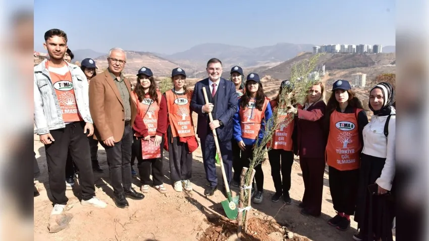 AK Parti İzmir’den Yeşil Hamle: 23 yılda 74 milyon fidan toprakla buluştu