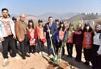 AK Parti İzmir’den Yeşil Hamle: 23 yılda 74 milyon fidan toprakla buluştu