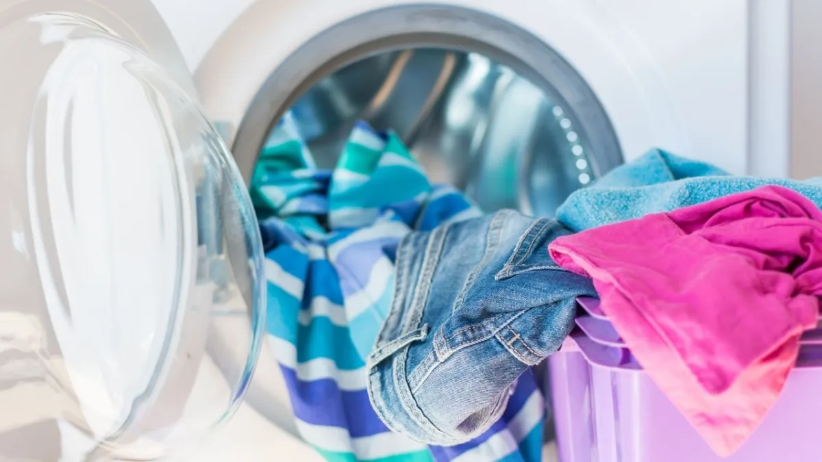 Çamaşır makineniz mi yoksa siz misiniz? Tişörtlerdeki gizemli deliklerin asıl nedeni ortaya çıktı! haberinin görseli