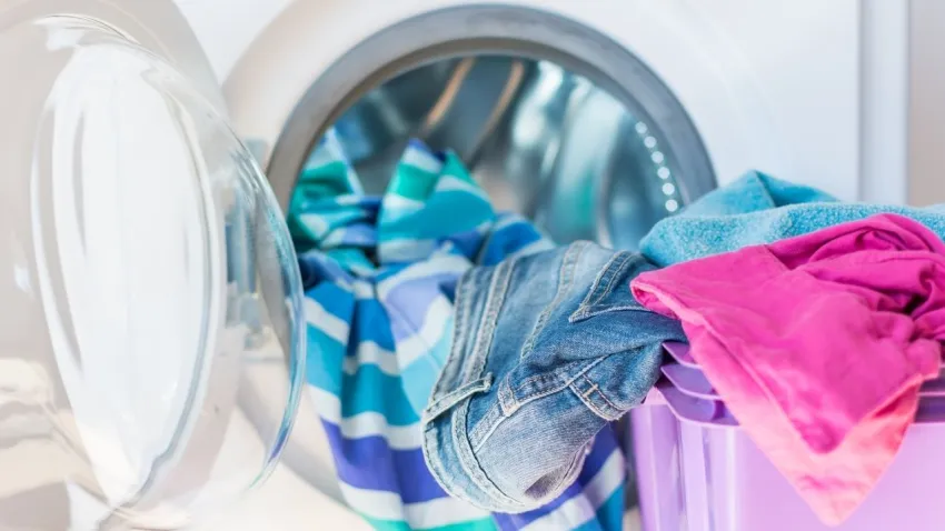 Çamaşır makineniz mi yoksa siz misiniz? Tişörtlerdeki gizemli deliklerin asıl nedeni ortaya çıktı! haberinin görseli