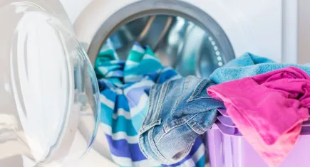 Çamaşır makineniz mi yoksa siz misiniz? Tişörtlerdeki gizemli deliklerin asıl nedeni ortaya çıktı!