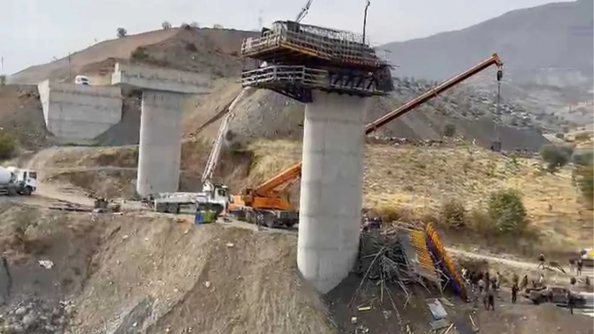 Diyarbakır'da viyadük inşaatında çökme: 3 işçi hayatını kaybetti, 2 işçi yaralandı haberinin görseli