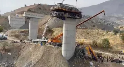 Diyarbakır'da viyadük inşaatında çökme: 3 işçi hayatını kaybetti, 2 işçi yaralandı