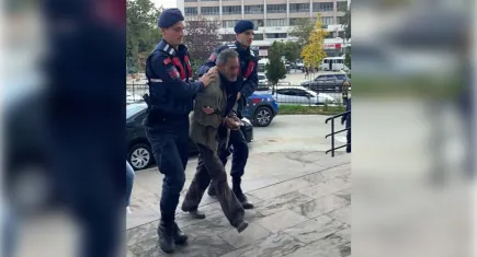 Eşini yaraladı, oğlunu öldürdü… 21 gündür aranan şüpheli adliyede!