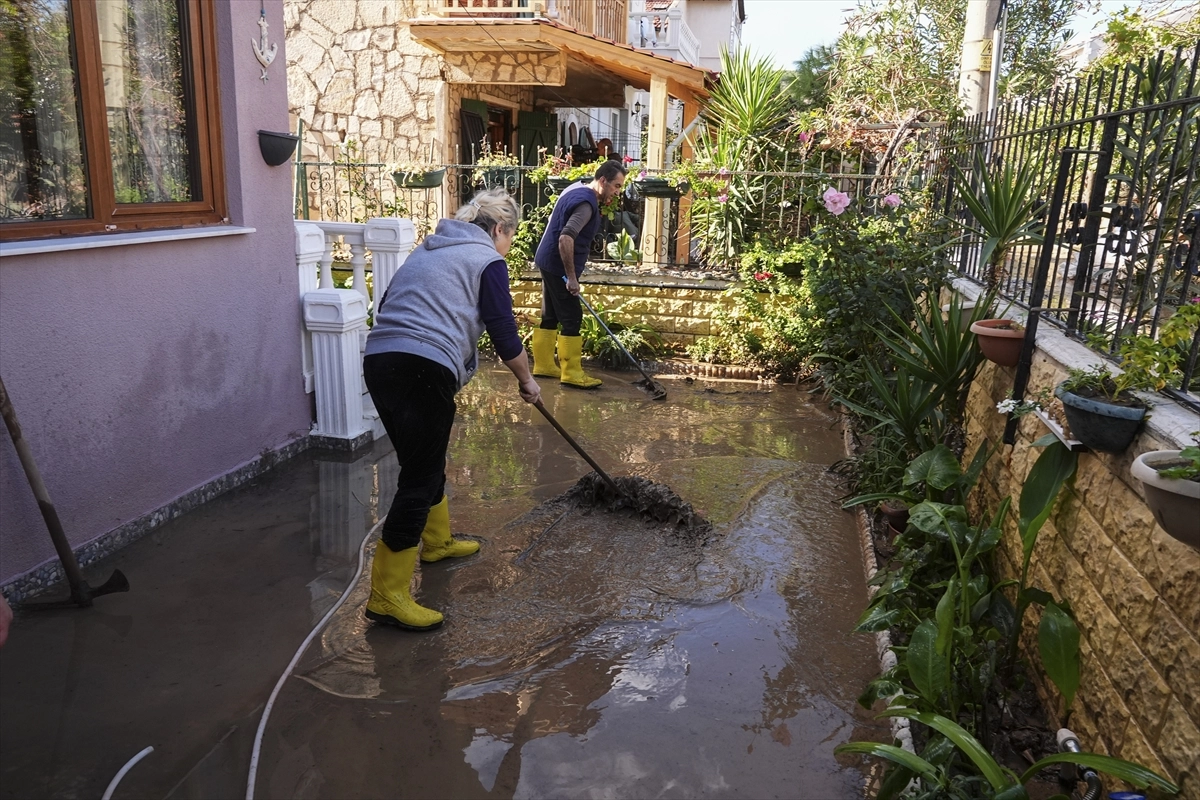 Foça’da Sağanak Hayatı Felç Etti: Dere Taştı, Ev ve İş Yerlerini Su Bastı başlıklı video haberin görseli
