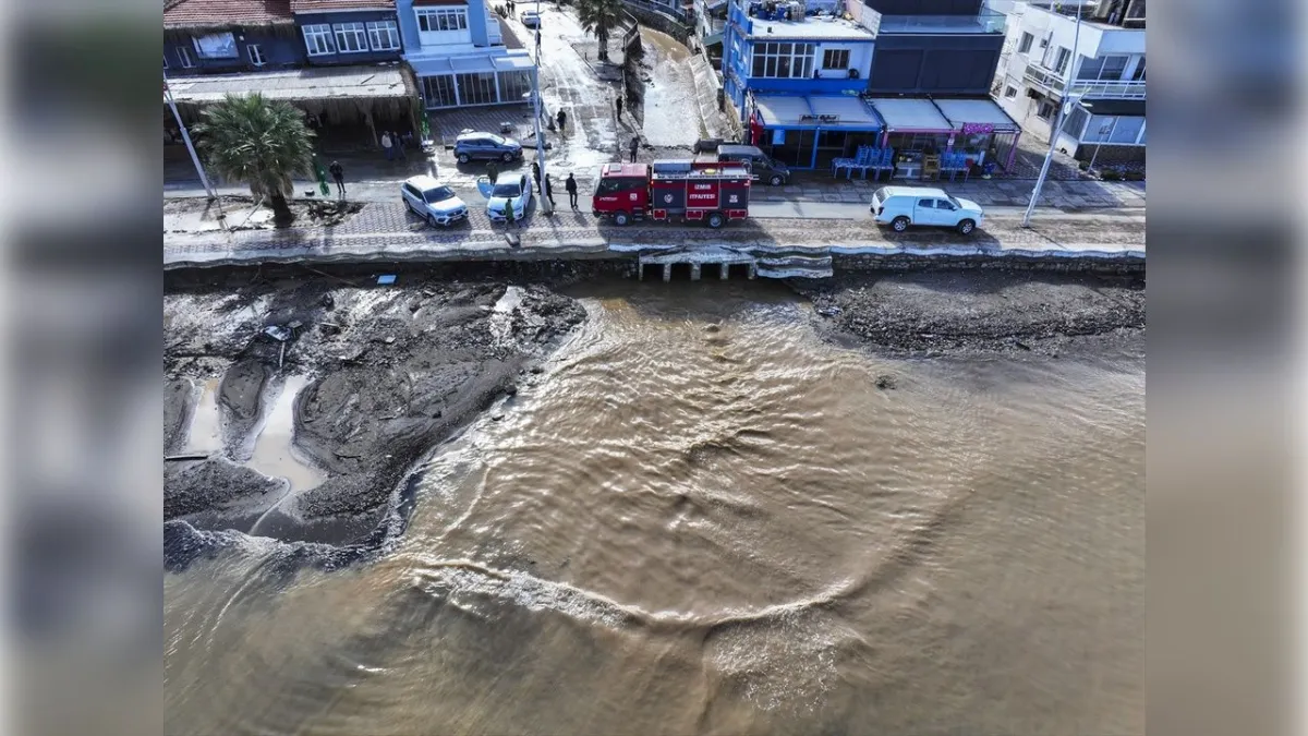 Foça’da sağanak hayatı felç etti: Vatandaşlar altyapı sorunlarına tepkili haberinin görseli
