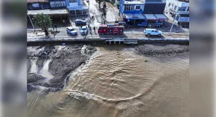 Foça’da sağanak hayatı felç etti: Vatandaşlar altyapı sorunlarına tepkili