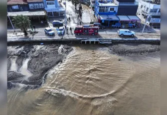 Foça’da sağanak hayatı felç etti: Vatandaşlar altyapı sorunlarına tepkili