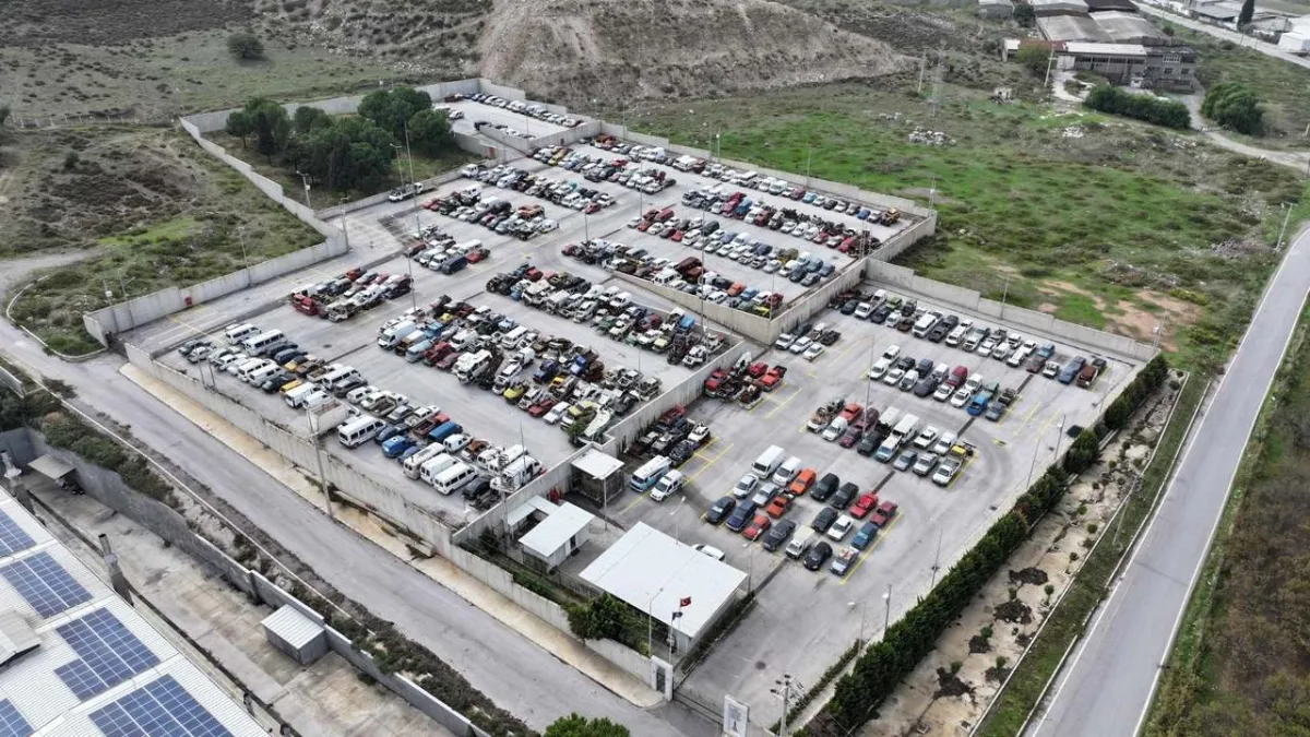 İzmir’de hurda araçlar ekonomiye kazandırılıyor: 601 araç merkezde işlem görüyor haberinin görseli