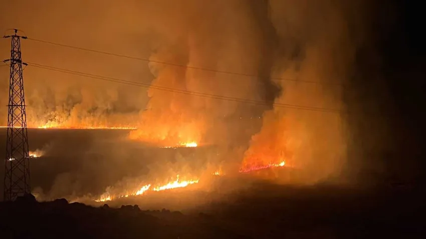 Yüksekova'daki Nehil Sazlığı yanıyor haberinin görseli