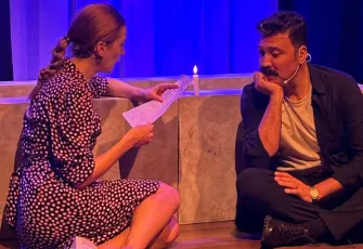 İlişkilerin mizahi yüzü sahneye taşınıyor:  “Leyla ile Mecnun Değil” İzmir’de