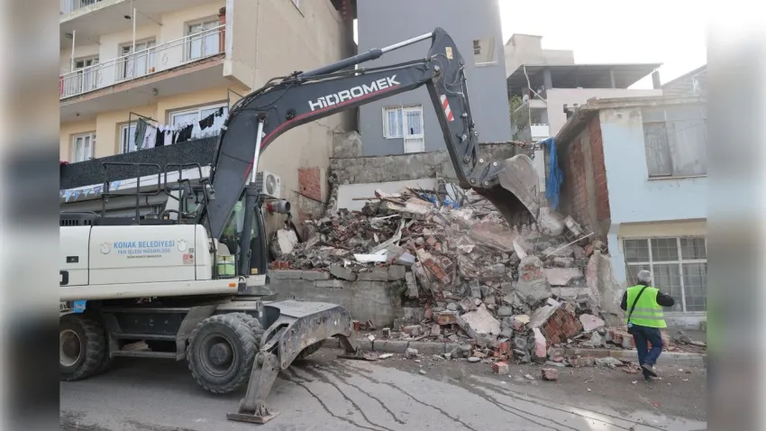 Konak’ta tehlikeli metruk binaların yıkımı sürüyor