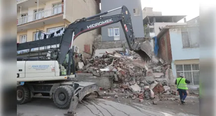 Konak’ta tehlikeli metruk binaların yıkımı sürüyor