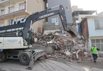 Konak’ta tehlikeli metruk binaların yıkımı sürüyor
