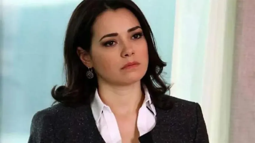 Ünlü oyuncu Özgü Namal trafik kazası geçirdi  haberinin görseli