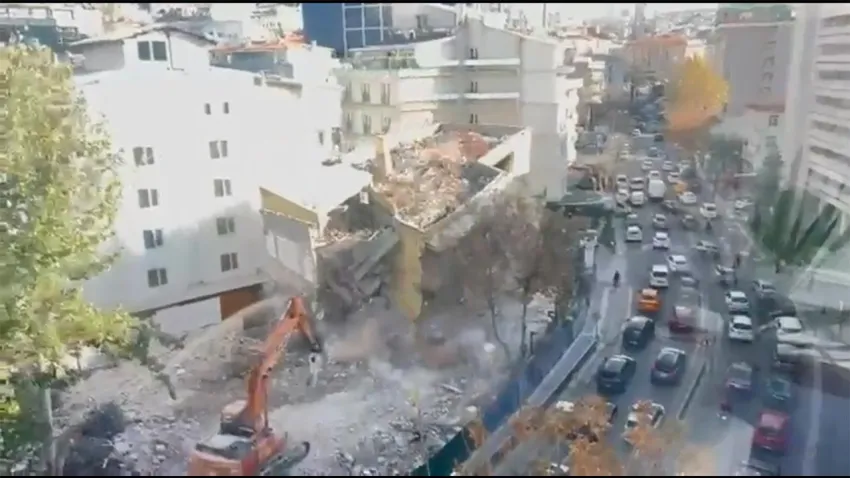 Ankara’da yıkım sırasında bina çöktü: Molozlar araçların üzerine düştü haberinin görseli