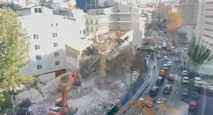 Ankara’da yıkım sırasında bina çöktü: Molozlar araçların üzerine düştü