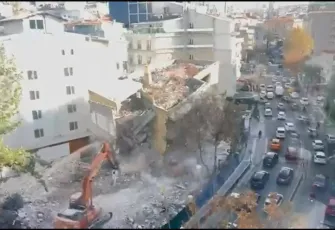 Ankara’da yıkım sırasında bina çöktü: Molozlar araçların üzerine düştü