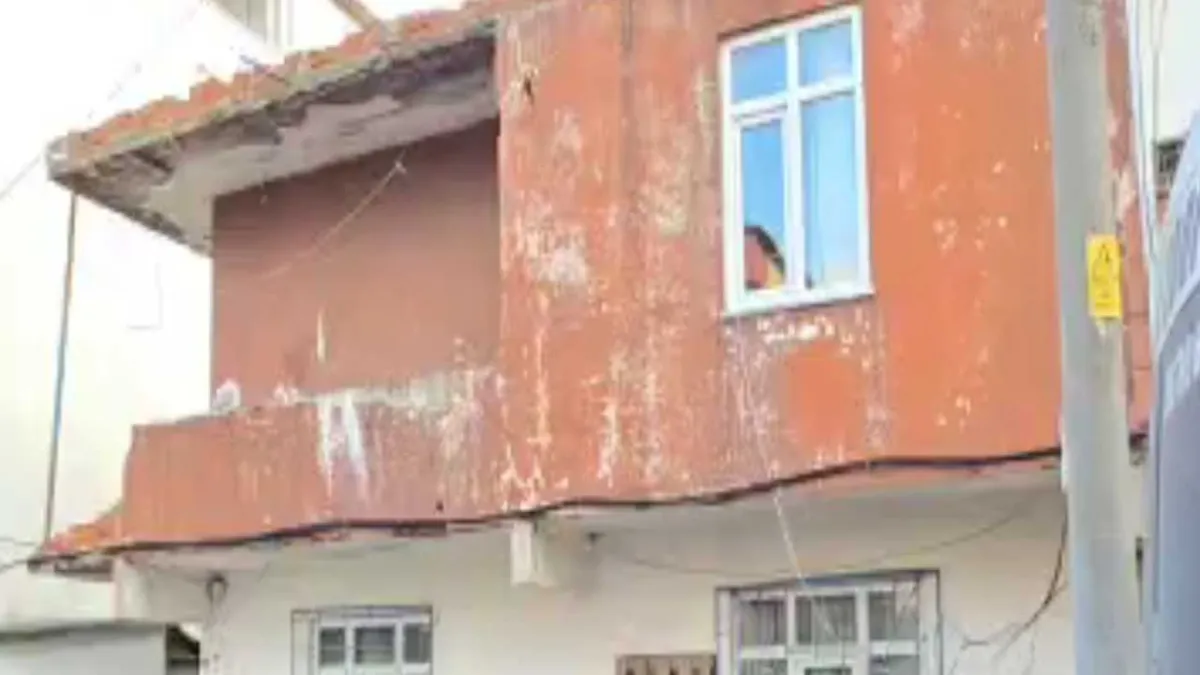 Balkon duvarının bir bölümü yıkılan 2 katlı bina boşaltıldı haberinin görseli