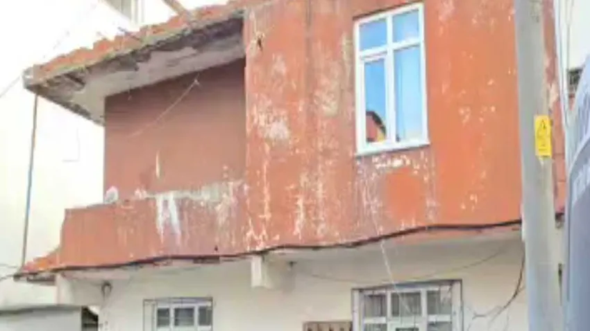 Balkon duvarının bir bölümü yıkılan 2 katlı bina boşaltıldı haberinin görseli