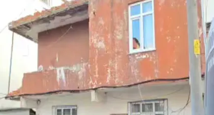Balkon duvarının bir bölümü yıkılan 2 katlı bina boşaltıldı