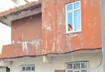 Balkon duvarının bir bölümü yıkılan 2 katlı bina boşaltıldı