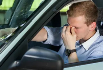 Bu ağaçların altına park edilen otomobiller renk değiştiriyor! Araçlar pembeye döndü