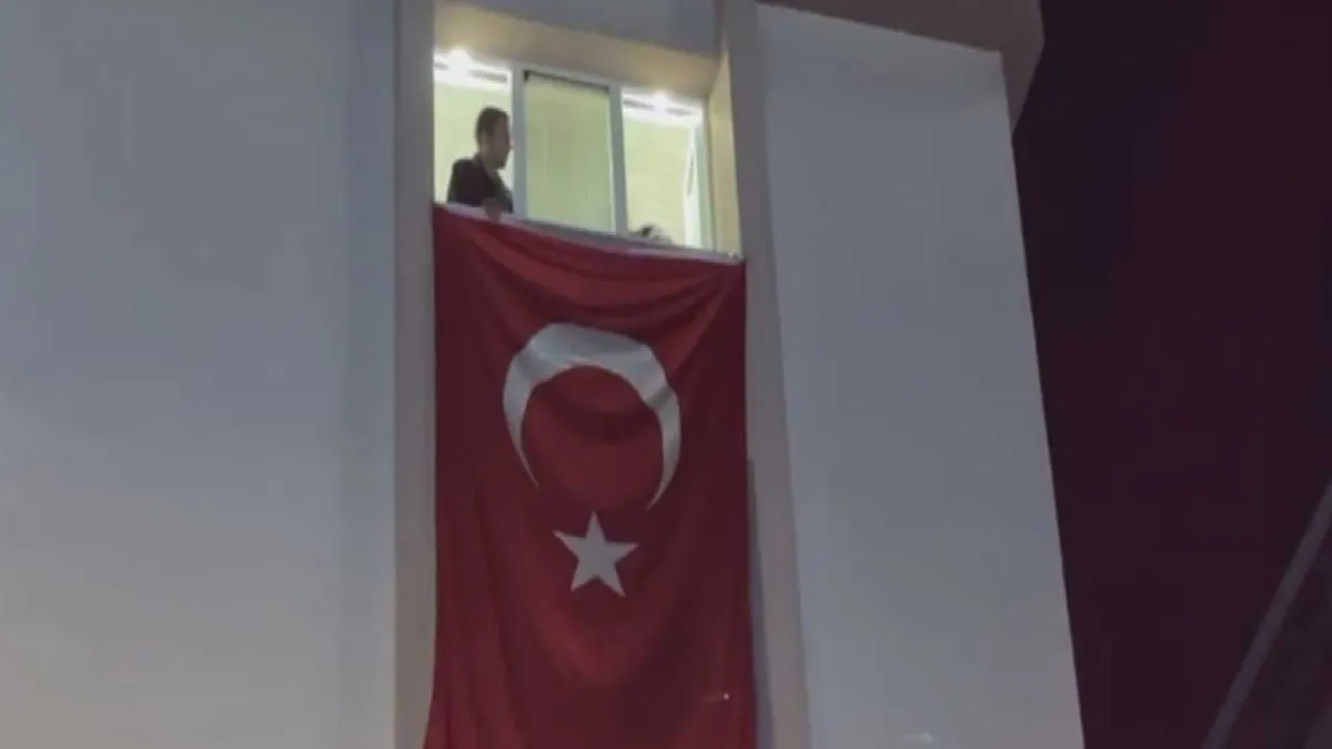 Hırvatistan’da düşen yangın söndürme uçağında şehadet haberi: Pilot Hasan Bahar’ın evine Türk bayrağı asıldı haberinin görseli