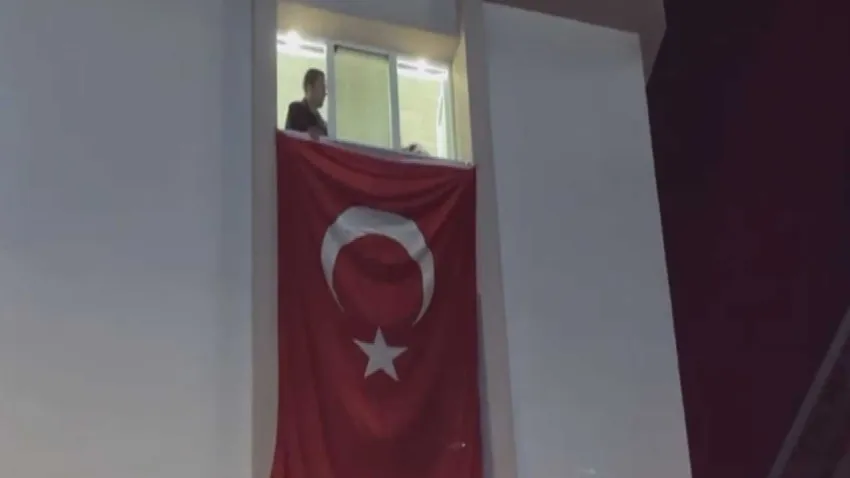 Hırvatistan’da düşen yangın söndürme uçağında şehadet haberi: Pilot Hasan Bahar’ın evine Türk bayrağı asıldı haberinin görseli