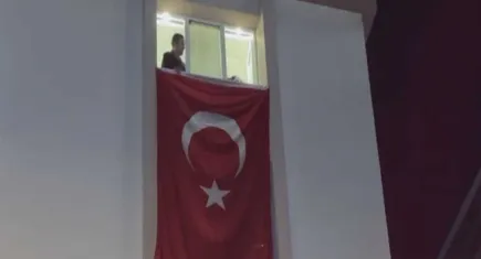 Hırvatistan’da düşen yangın söndürme uçağında şehadet haberi: Pilot Hasan Bahar’ın evine Türk bayrağı asıldı