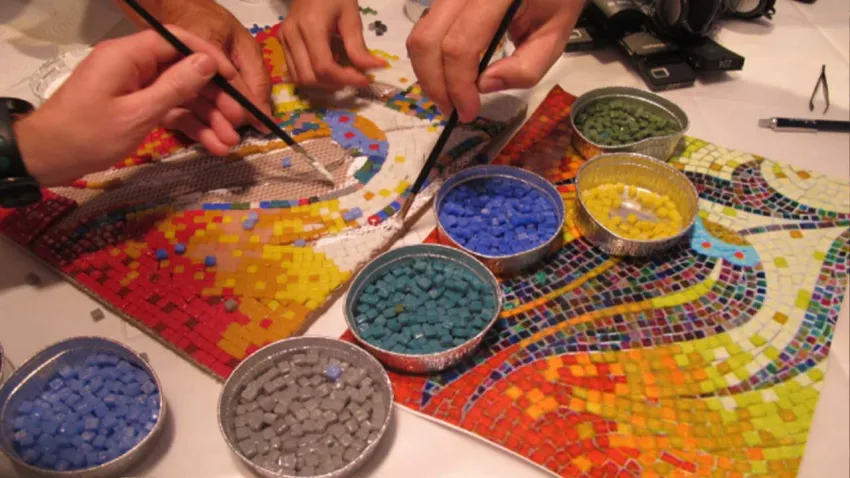 İzmir’de çocuklar Mozaik Atölyesi’nde tasarlayacak ebeveynler eşlik edecek haberinin görseli