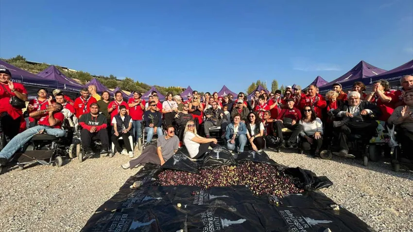 İzmir’de engelli vatandaşlar kışlık zeytinlerini hazırladı