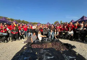 İzmir’de engelli vatandaşlar kışlık zeytinlerini hazırladı