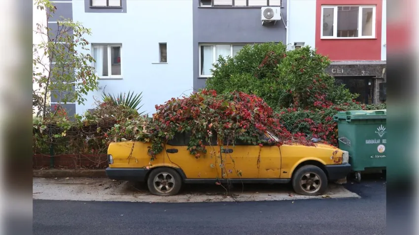 İzmir'deki bu araba 8 yıldır kıpırdamadı