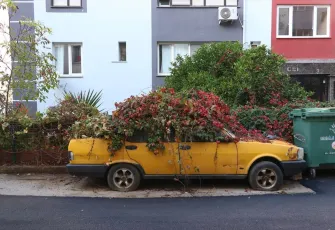 İzmir'deki bu araba 8 yıldır kıpırdamadı