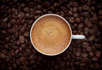 Kahve neden uykumuzu kaçırıyor? Bilim, beynimizdeki gizli savaşı çözdü!