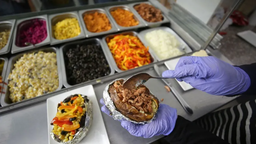 Ortaköy'de kumpir ve midye yiyen 6 yaşındaki Kadir ve 3 yaşındaki Masal hayatını kaybetti haberinin görseli