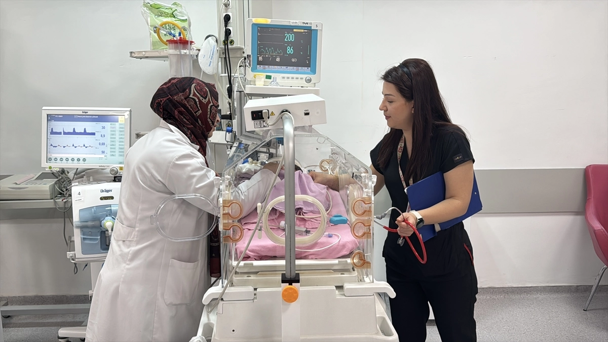 Prematüre Bebekler Afyonkarahisar’da “Anne Şefkati” ile Hayata Tutunuyor başlıklı video haberin görseli