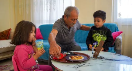 Torunlarına sahip çıkan dedeye yardım eli