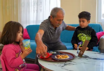 Torunlarına sahip çıkan dedeye yardım eli