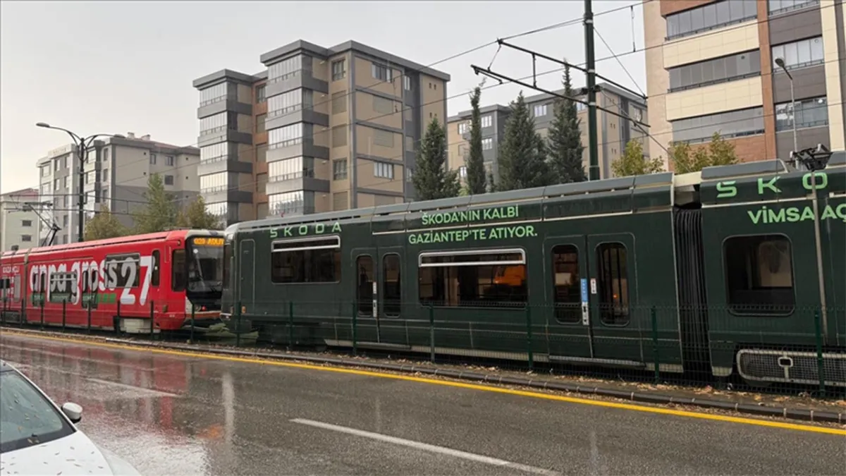 Tramvaya yıldırım isabet etti, yolcular tahliye edildi haberinin görseli
