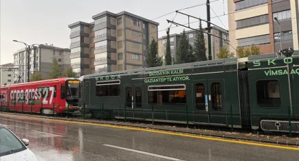 Tramvaya yıldırım isabet etti, yolcular tahliye edildi